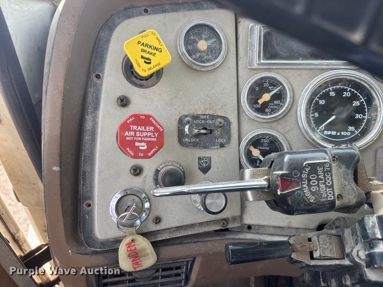 image for item ET1590 1994 Ford Aeromax L9000 dump truck