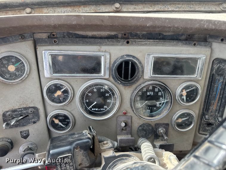 image for item ET1590 1994 Ford Aeromax L9000 dump truck