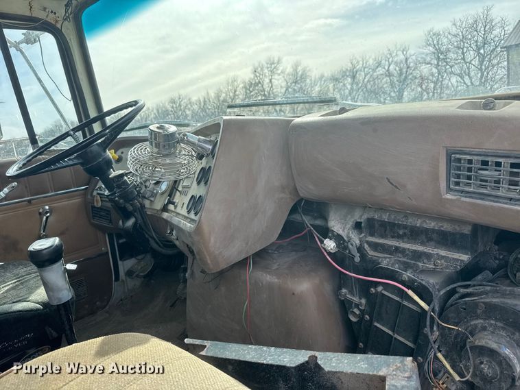 image for item ET1590 1994 Ford Aeromax L9000 dump truck