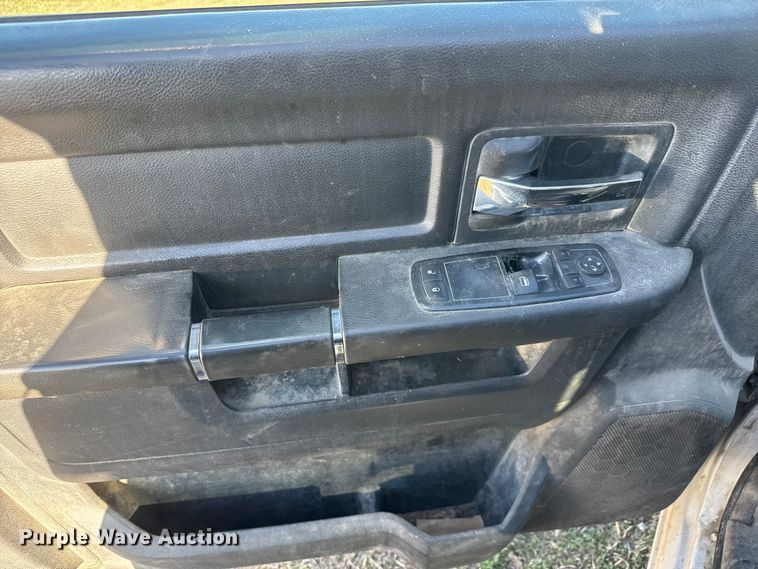 image for item ET1598 2010 Dodge RAM 2500 flatbed pickup truck