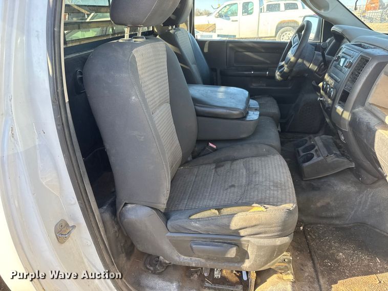 image for item ET1598 2010 Dodge RAM 2500 flatbed pickup truck