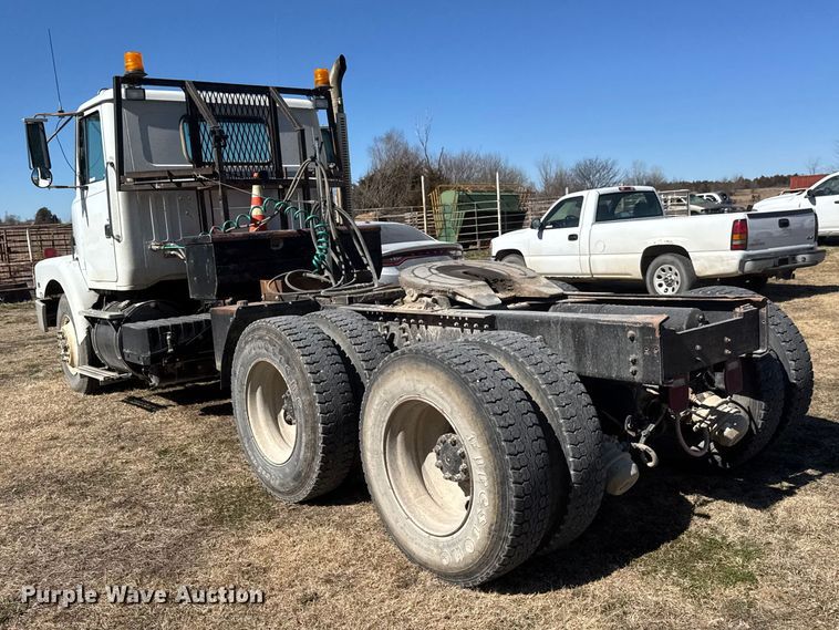 image for item ET1606 1994 GMC WG semi truck