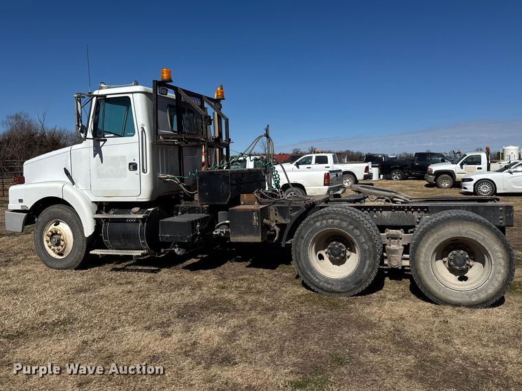 image for item ET1606 1994 GMC WG semi truck