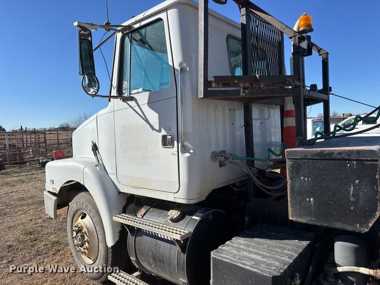 image for item ET1606 1994 GMC WG semi truck