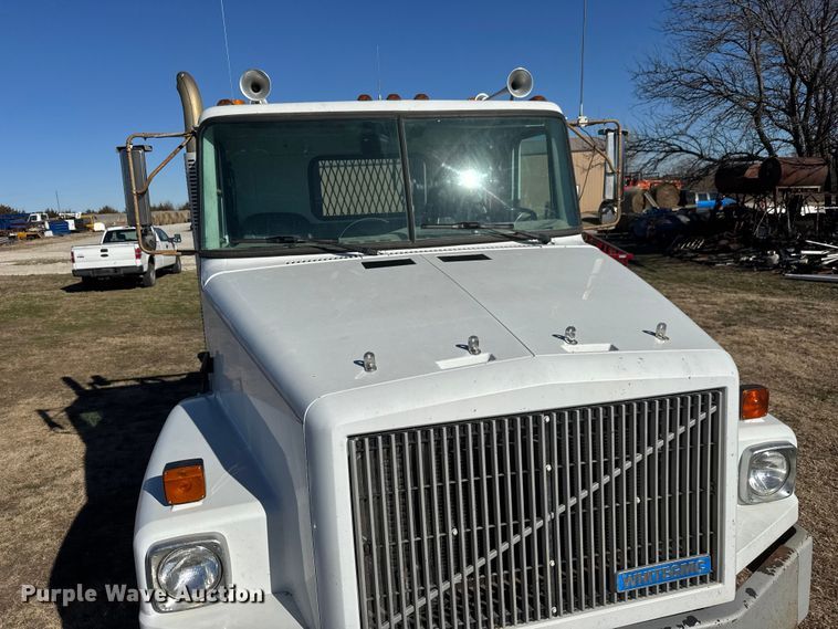 image for item ET1606 1994 GMC WG semi truck
