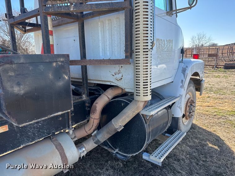 image for item ET1606 1994 GMC WG semi truck