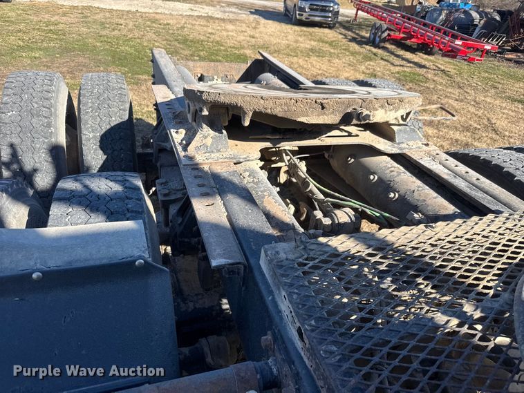 image for item ET1606 1994 GMC WG semi truck