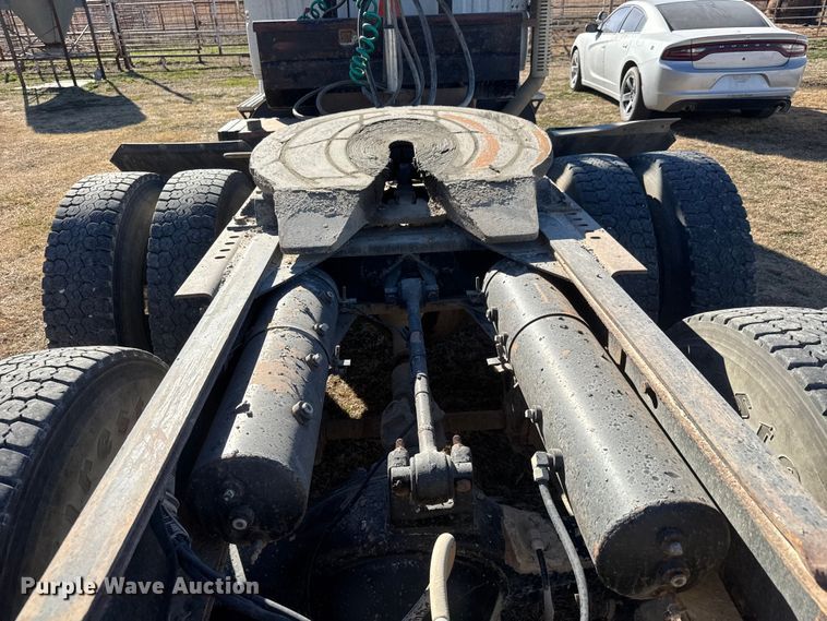 image for item ET1606 1994 GMC WG semi truck