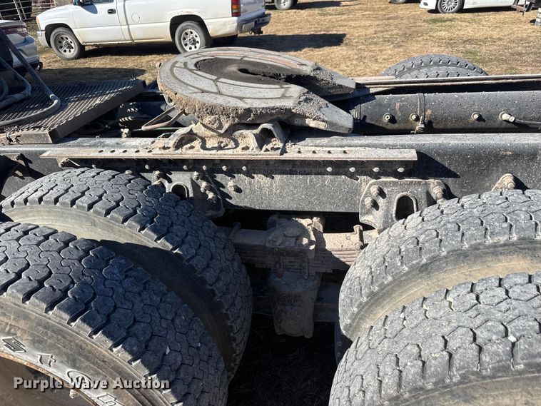 image for item ET1606 1994 GMC WG semi truck