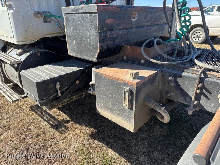 image for item ET1606 1994 GMC WG semi truck