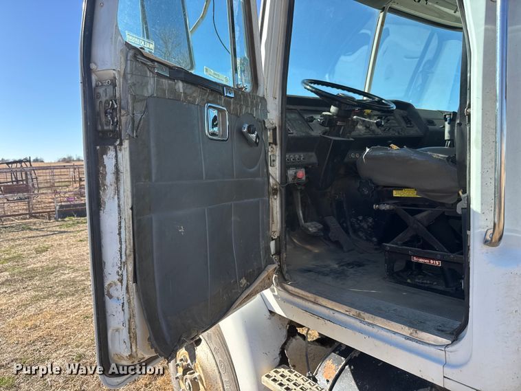 image for item ET1606 1994 GMC WG semi truck