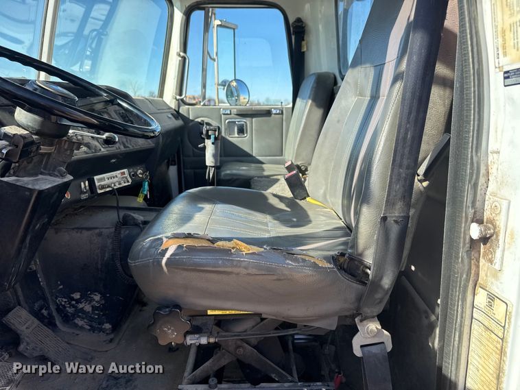 image for item ET1606 1994 GMC WG semi truck