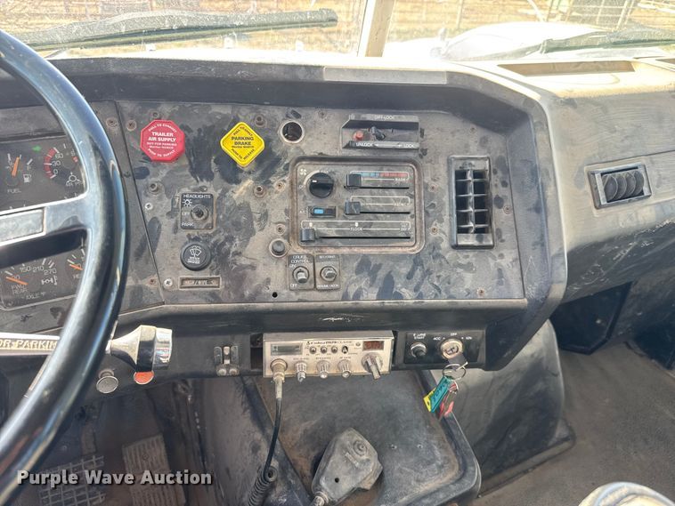 image for item ET1606 1994 GMC WG semi truck