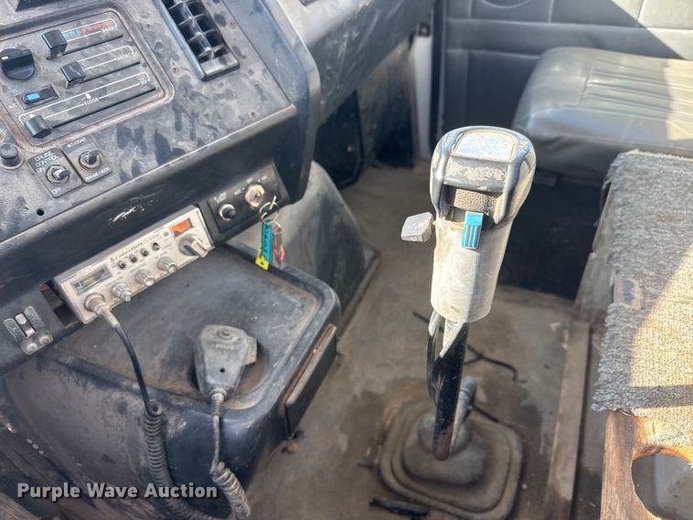 image for item ET1606 1994 GMC WG semi truck