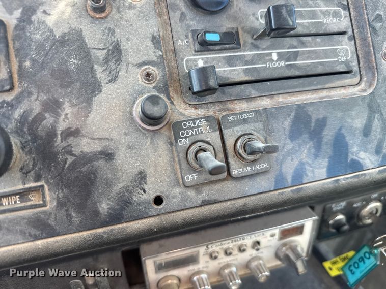 image for item ET1606 1994 GMC WG semi truck