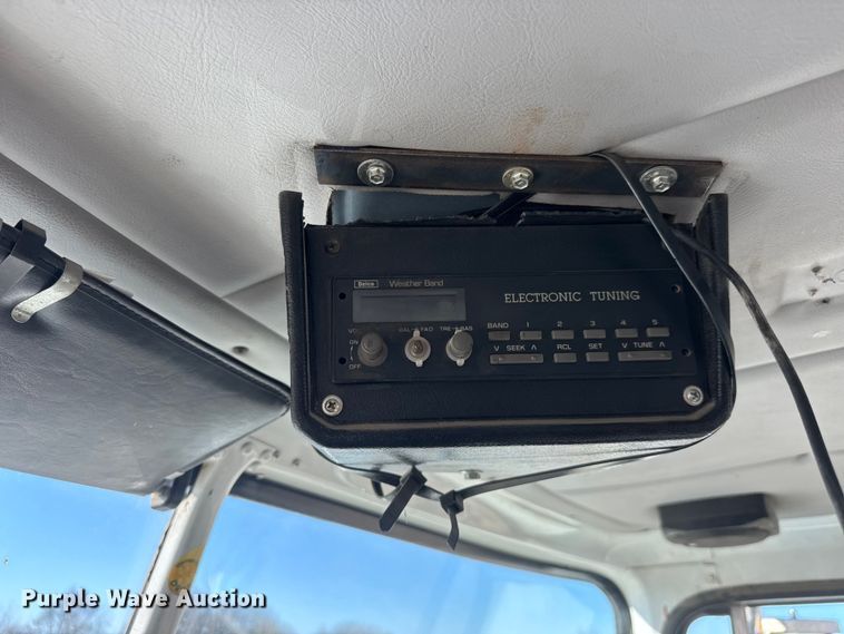 image for item ET1606 1994 GMC WG semi truck