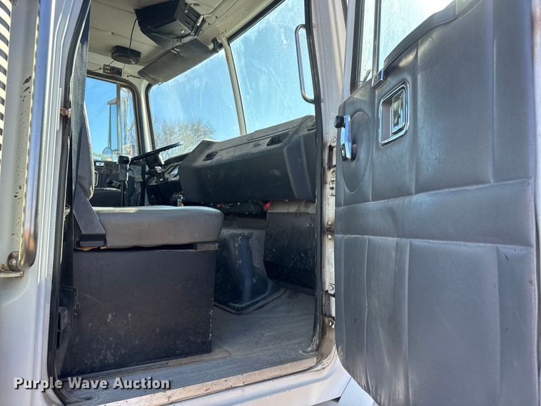 image for item ET1606 1994 GMC WG semi truck