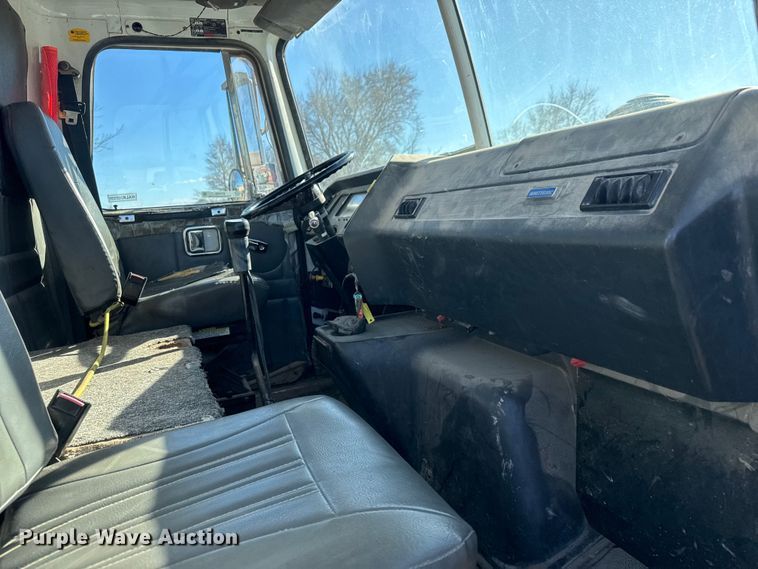 image for item ET1606 1994 GMC WG semi truck