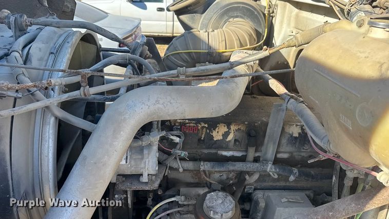 image for item ET1606 1994 GMC WG semi truck