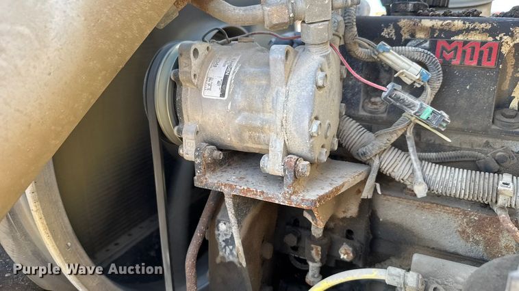 image for item ET1606 1994 GMC WG semi truck