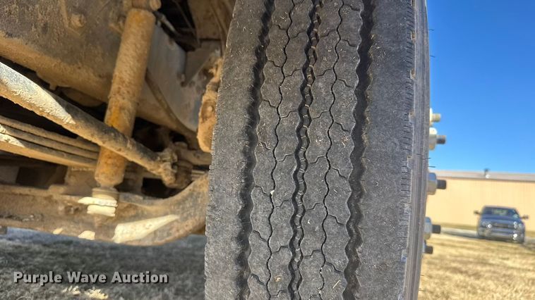 image for item ET1606 1994 GMC WG semi truck