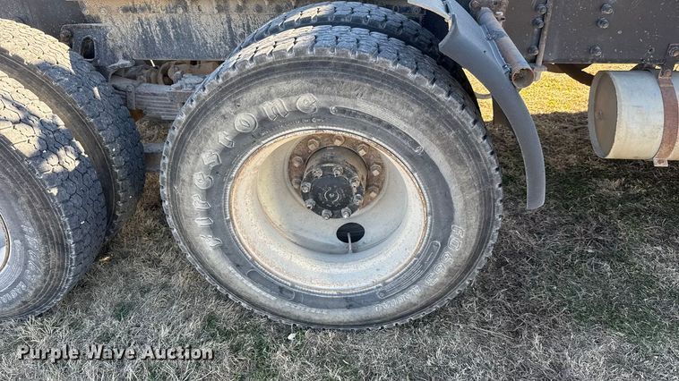 image for item ET1606 1994 GMC WG semi truck