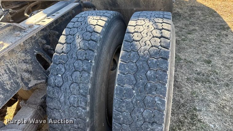 image for item ET1606 1994 GMC WG semi truck