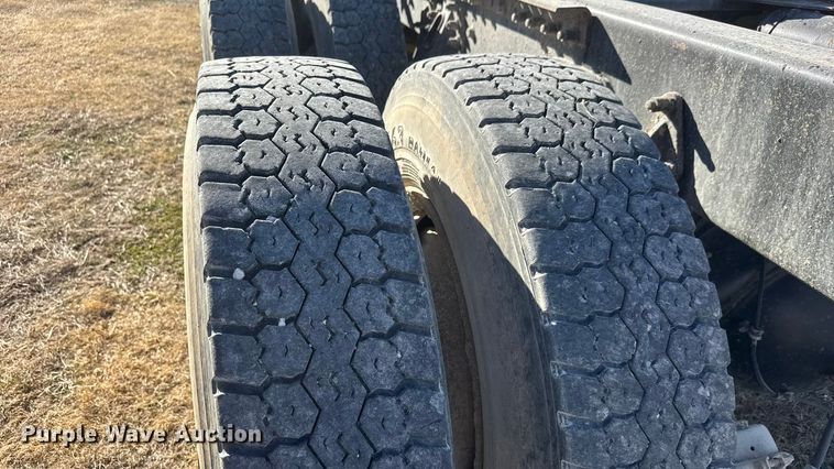 image for item ET1606 1994 GMC WG semi truck