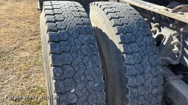 image for item ET1606 1994 GMC WG semi truck