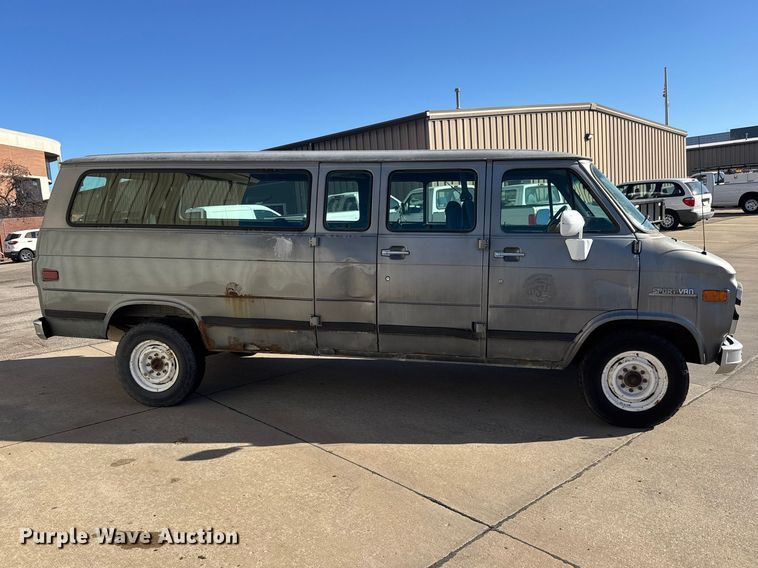 image for item ET1614 1993 Chevrolet G30 van