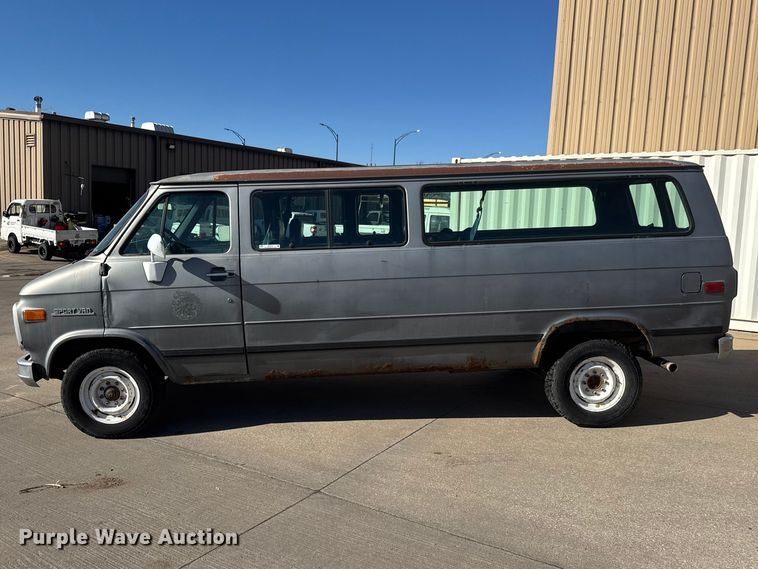 image for item ET1614 1993 Chevrolet G30 van
