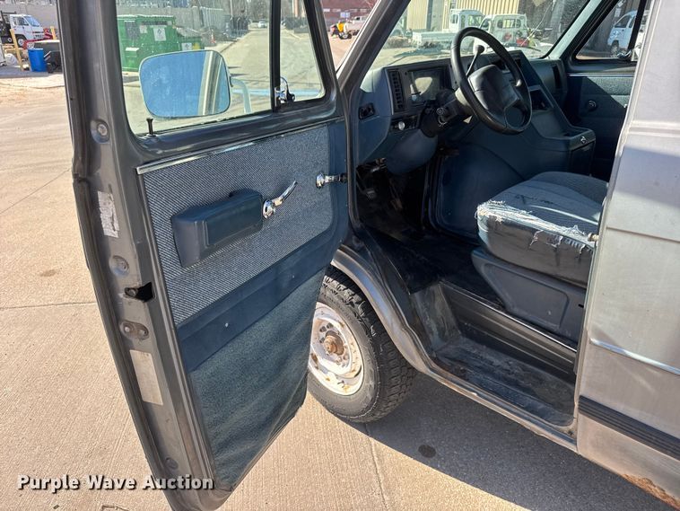 image for item ET1614 1993 Chevrolet G30 van