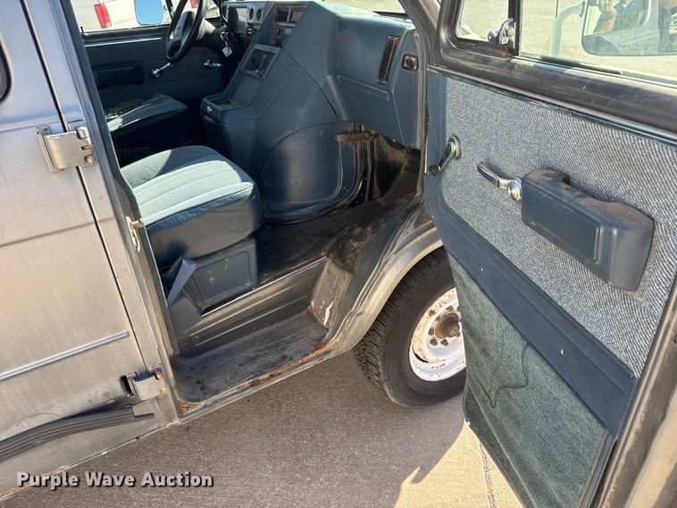 image for item ET1614 1993 Chevrolet G30 van