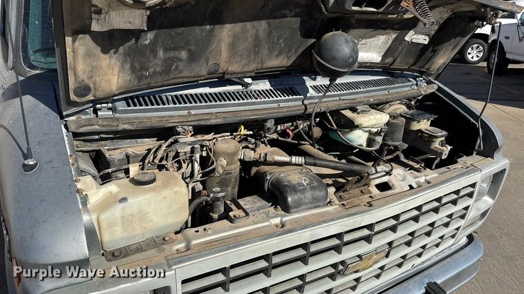 image for item ET1614 1993 Chevrolet G30 van