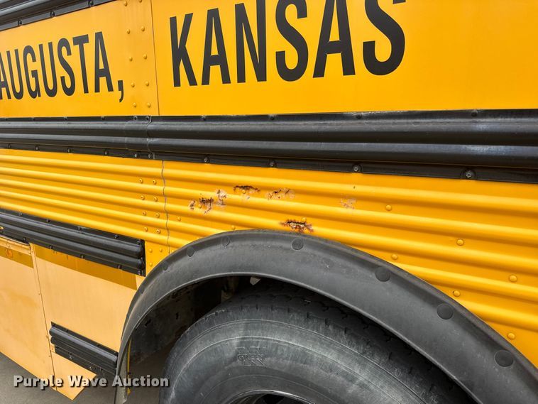 image for item ET1637 2002 Thomas Built Saf-T-Liner school bus