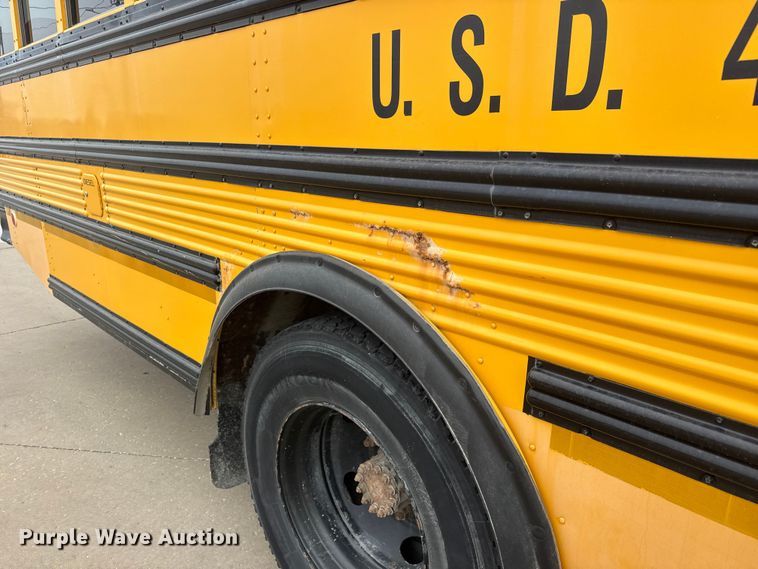 image for item ET1637 2002 Thomas Built Saf-T-Liner school bus