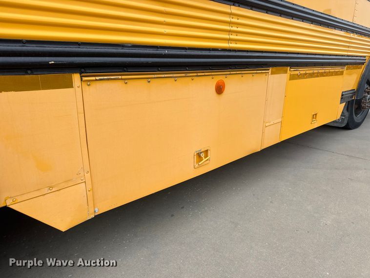 image for item ET1637 2002 Thomas Built Saf-T-Liner school bus