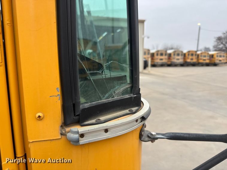 image for item ET1637 2002 Thomas Built Saf-T-Liner school bus