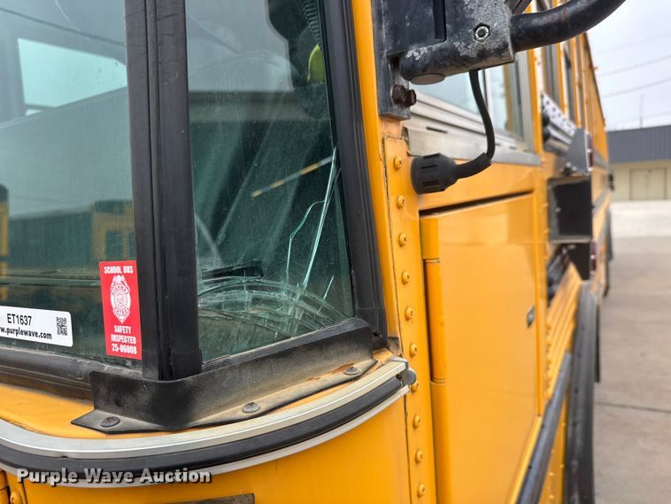 image for item ET1637 2002 Thomas Built Saf-T-Liner school bus