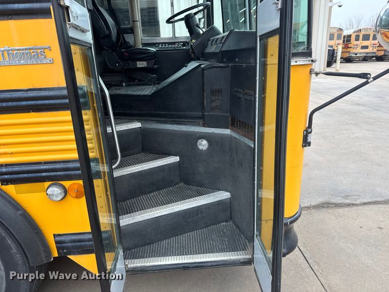 image for item ET1637 2002 Thomas Built Saf-T-Liner school bus