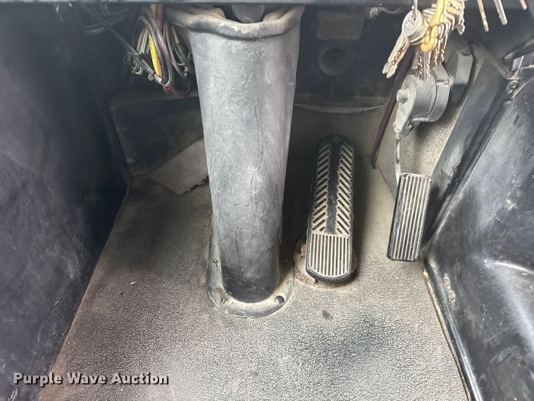 image for item ET1637 2002 Thomas Built Saf-T-Liner school bus