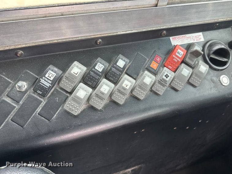 image for item ET1637 2002 Thomas Built Saf-T-Liner school bus