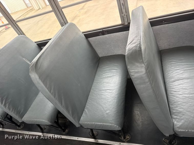 image for item ET1637 2002 Thomas Built Saf-T-Liner school bus