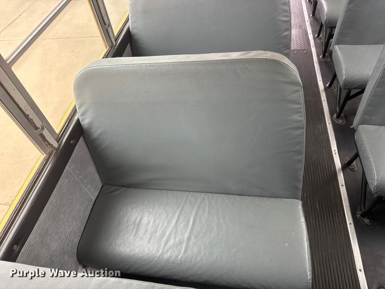 image for item ET1637 2002 Thomas Built Saf-T-Liner school bus