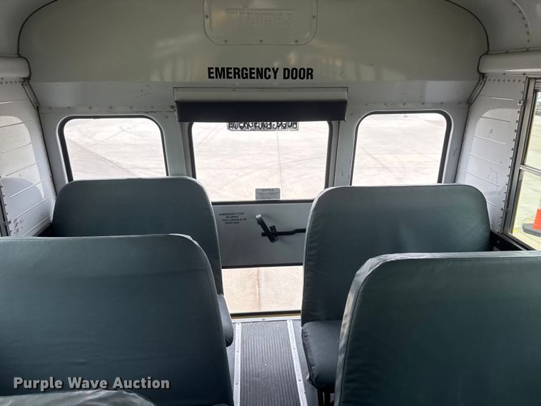 image for item ET1637 2002 Thomas Built Saf-T-Liner school bus