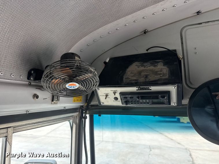 image for item ET1637 2002 Thomas Built Saf-T-Liner school bus