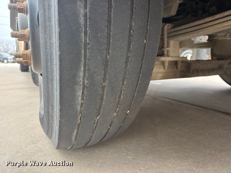 image for item ET1637 2002 Thomas Built Saf-T-Liner school bus