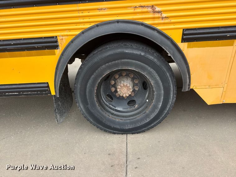 image for item ET1637 2002 Thomas Built Saf-T-Liner school bus