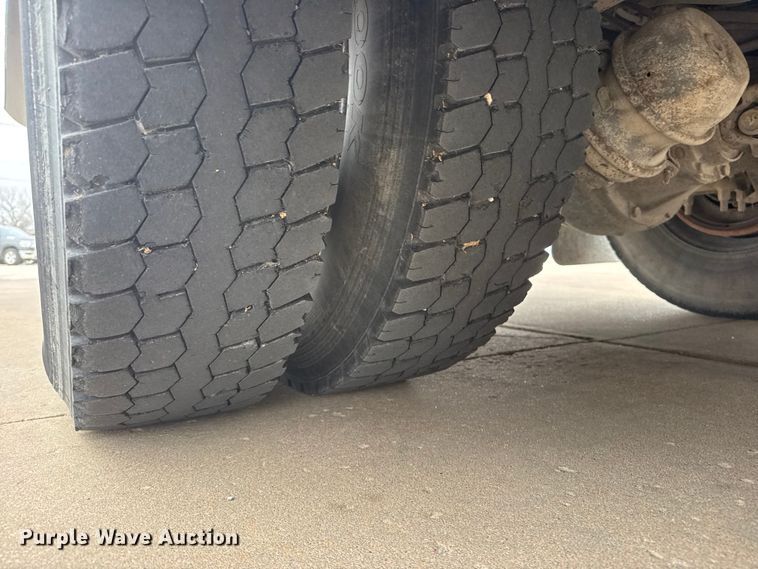 image for item ET1637 2002 Thomas Built Saf-T-Liner school bus