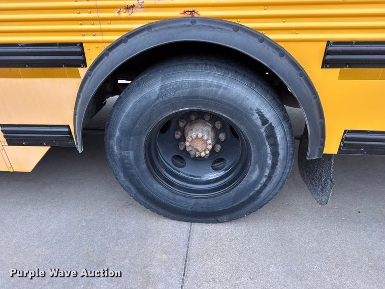 image for item ET1637 2002 Thomas Built Saf-T-Liner school bus